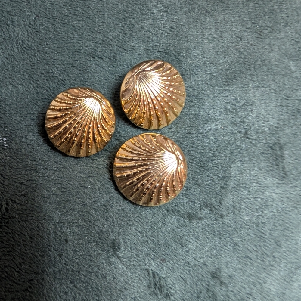 Vintage Buttons Shell Shaped Goldtone  Shank Buttons